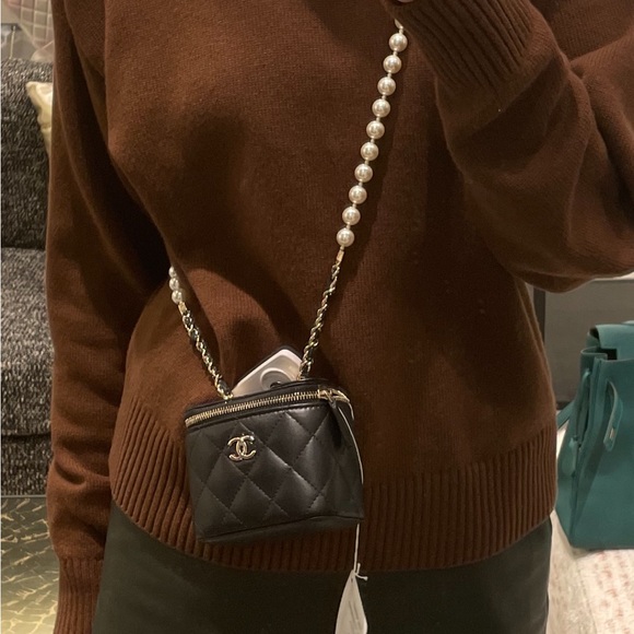 Chanel never worn vanity bag with pearl - Picture 10 of 12